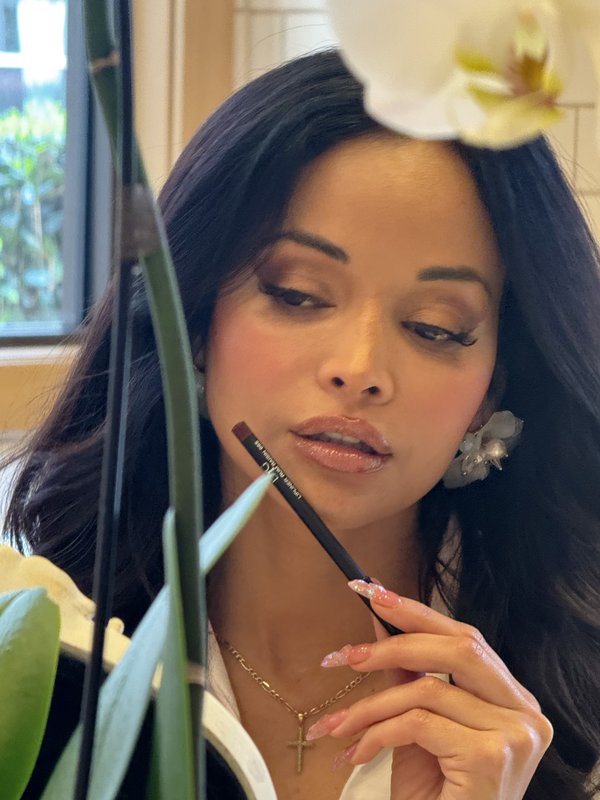 Elisa applying the Princess Collection lip liner